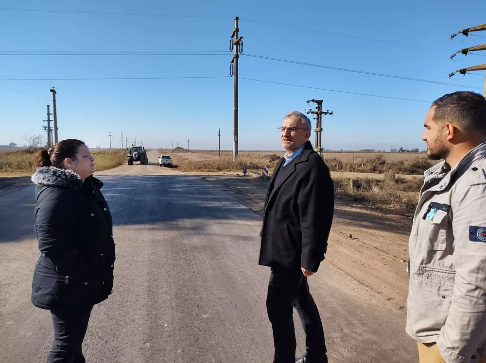 Alcides Calvo junto a Sandra Gaido recorren obra de pavimentación de Ruta 63 en María Juana